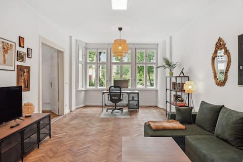 Workspace | Queen-Size Bed | Top Kitchen | Bright