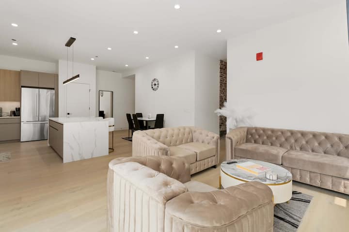 River North | Private Deck With In&out Parking - Chicago, IL