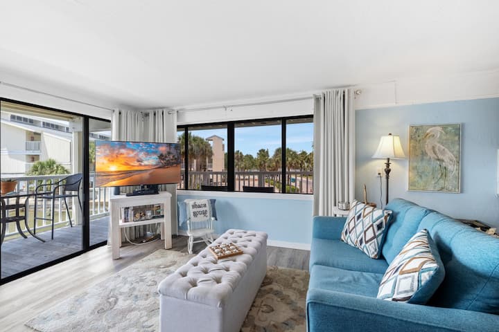 Corner Unit ~ King Bed ~ Sunset Views - Cedar Key, FL
