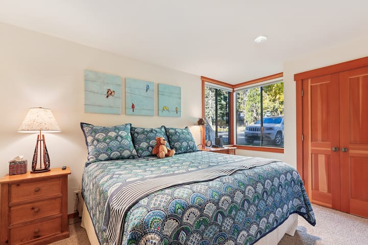 Guest bedroom, king bed