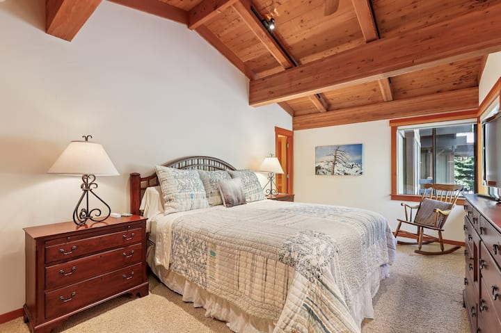 Guest bedroom, queen bed