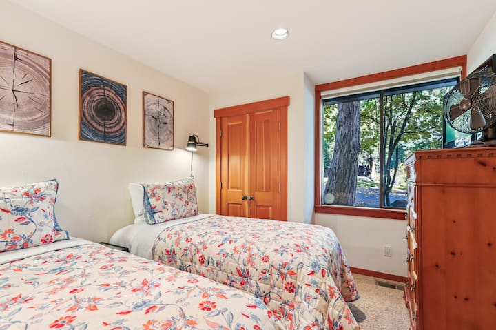 Guest bedroom, 2 twin beds
