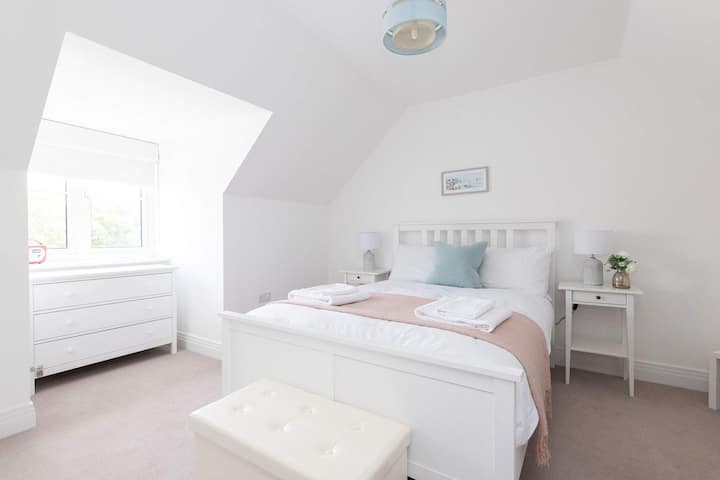 Disfruta de la sensación luminosa y espaciosa de nuestras habitaciones, perfectas para relajarte después de un día explorando la costa de West Sussex. 