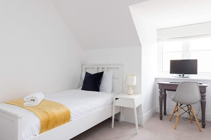 Esta habitación tiene un espacio de trabajo dedicado para el trabajo de oficina o el estudio.
