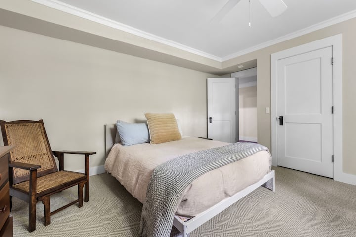 El dormitorio 5 está en el nivel inferior y tiene una cama doble.