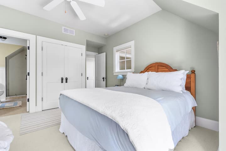 El dormitorio 4 está en el nivel superior y tiene una cama tamaño queen.