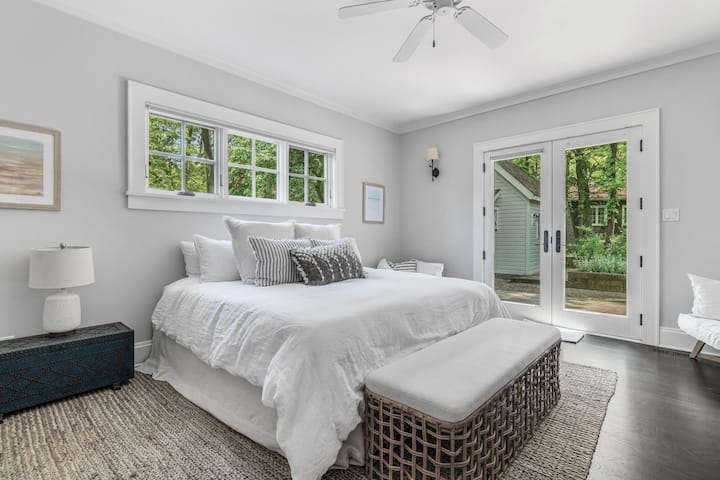 El dormitorio principal está en el nivel principal y tiene una cama tamaño king.