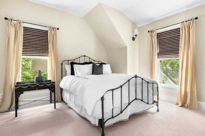 El dormitorio 2 está en el nivel superior y tiene una cama tamaño queen.