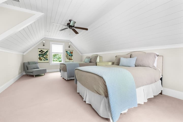 El dormitorio 3 está en el nivel superior y tiene una cama tamaño queen y una cama doble.