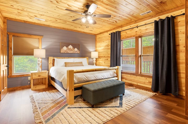 Dormitorio tamaño king con TV y baño privado completo.