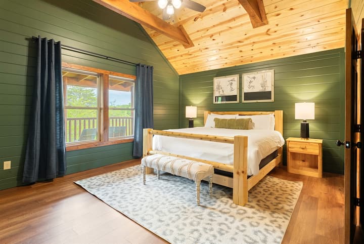 Dormitorio tamaño king con TV y baño privado completo.