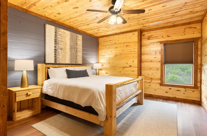 Dormitorio tamaño king con TV y baño privado completo.