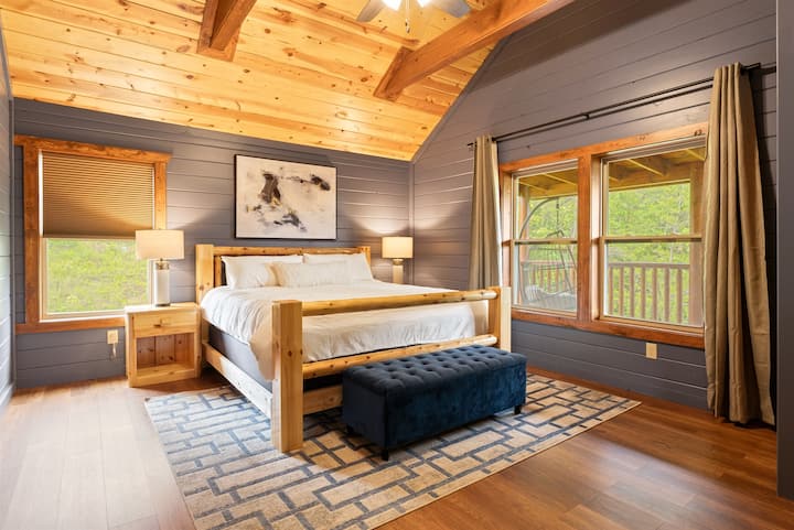 Dormitorio tamaño king con TV y baño privado completo.