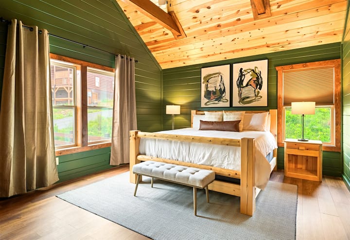 Dormitorio tamaño king con TV y baño privado completo.