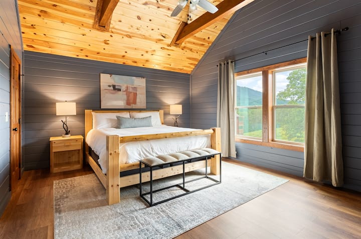 Dormitorio tamaño king con TV y baño privado completo.