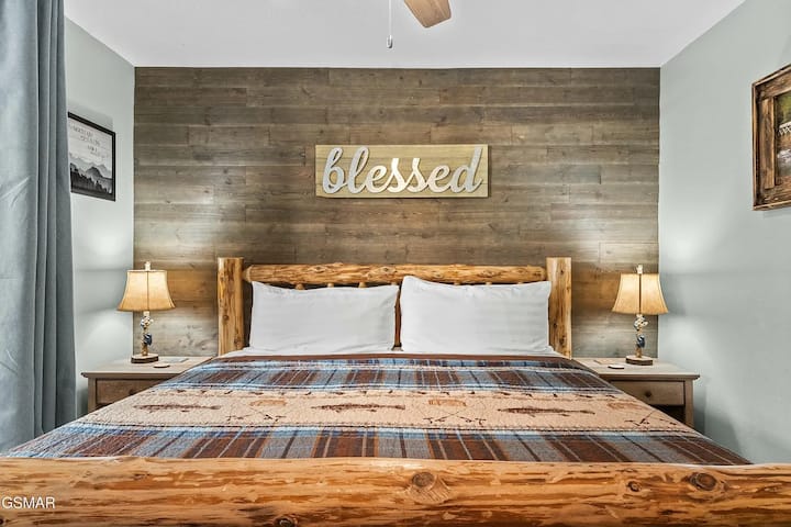 Spavaća soba s bračnim krevetom, izlazom na balkon i TV-om (za 2 osobe)