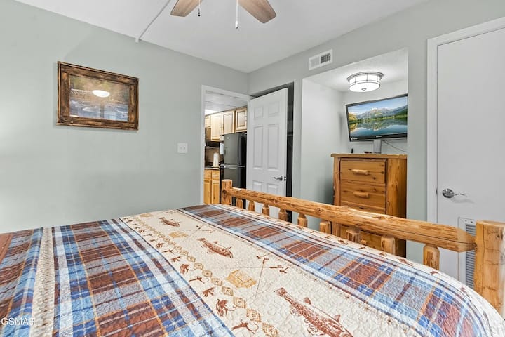 Spavaća soba s bračnim krevetom, izlazom na balkon i TV-om (za 2 osobe)