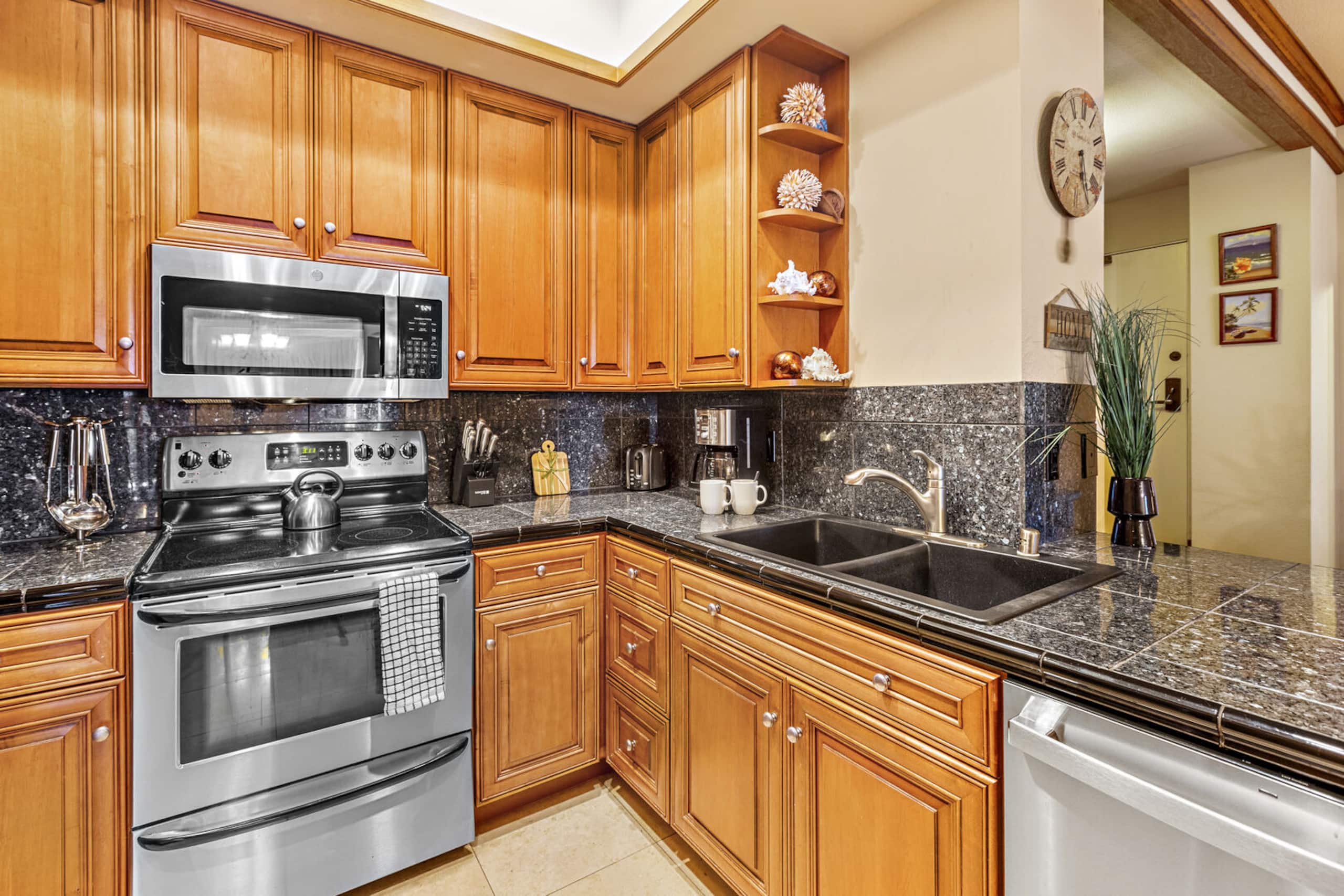 Condo in Lahaina · ★4.0 · 2 bedrooms · 3 beds · 2 baths - Image 21
