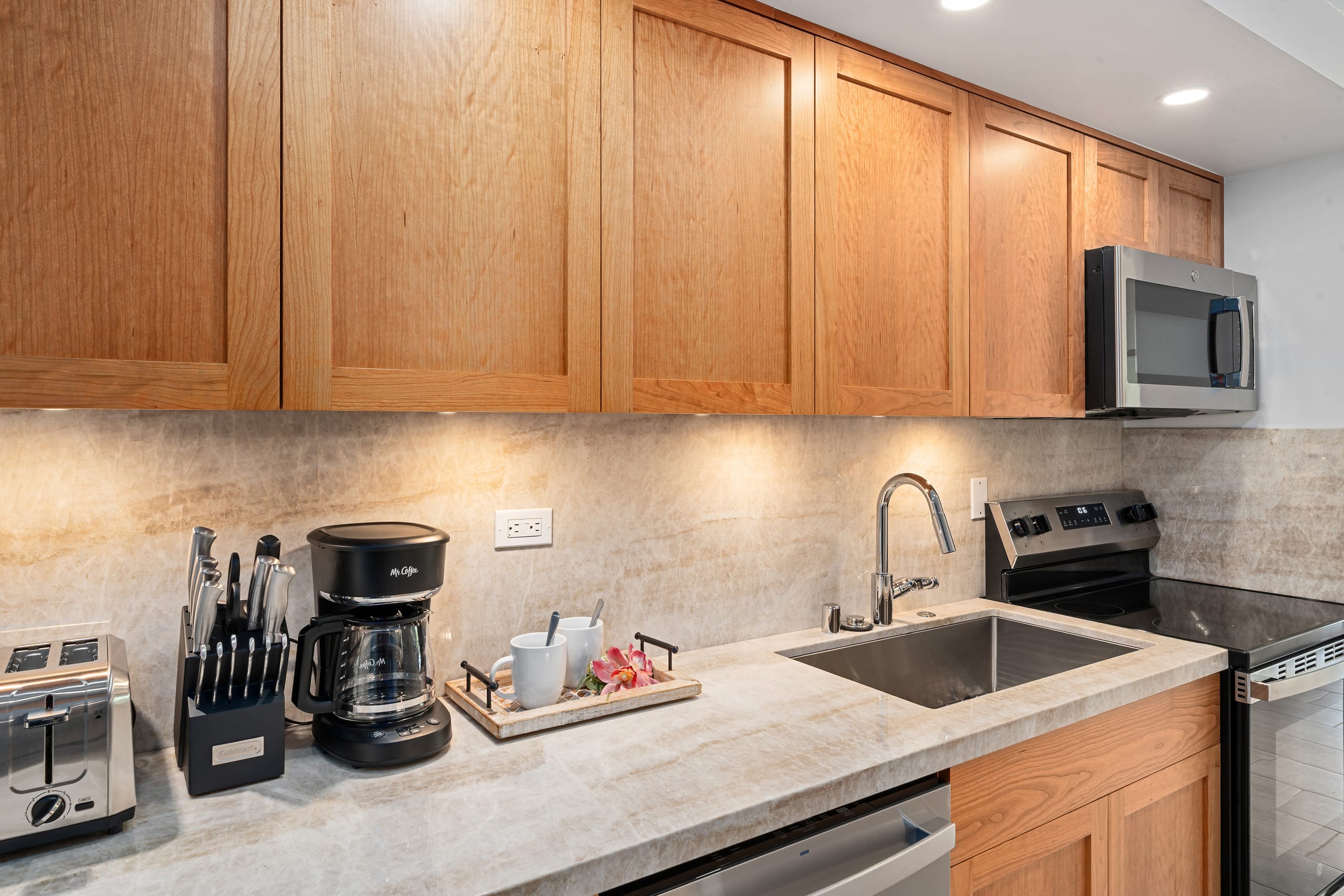 Condo in Lahaina · ★5.0 · 1 bedroom · 2 beds · 1 bath - Image 3