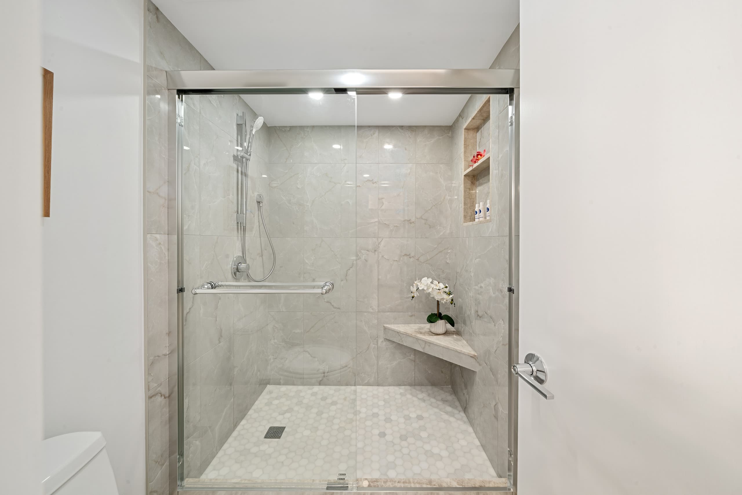 Condo in Lahaina · ★5.0 · 1 bedroom · 2 beds · 1 bath - Image 32