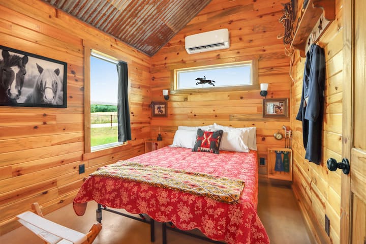 O quarto 2 também tem uma cama queen size com decoração temática equestre.