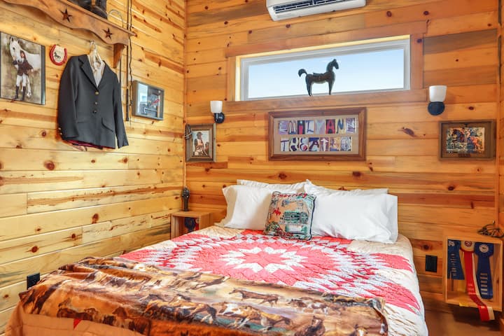 Quarto um e o tema equestre na cabana.
