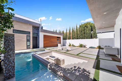 Lux 5BR Oasis: Pool, Firepit & Private Rooftops