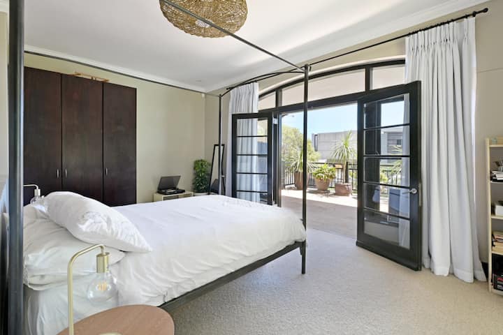 泳池层的2号卧室阳台