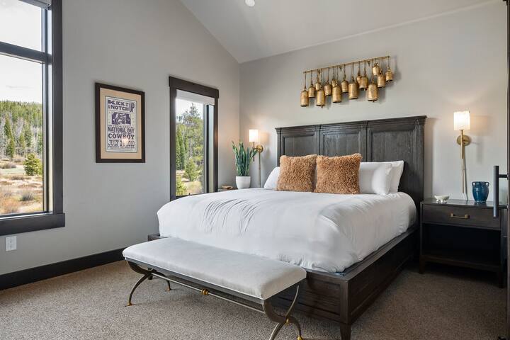 Dormitorio principal con cama tamaño king