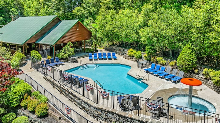 Gatlinburg Cabin W/ Hot Tub| Game Room |Near Downt - Gatlinburg, TN