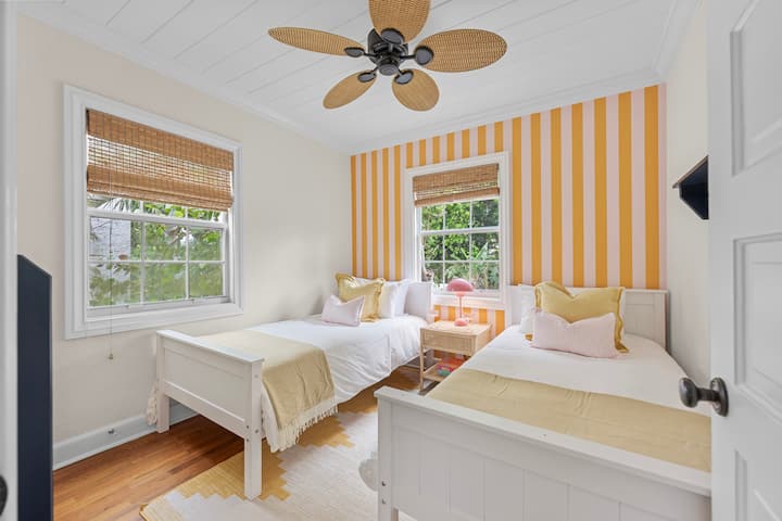 ☀️ Svijetlo i veselo! Ova soba s dva odvojena kreveta ispunjena je sunčevom svjetlošću i energijom za igru, što je savršeno za djecu ili prijatelje koji žele uživati u zajedničkom opuštanju. ️