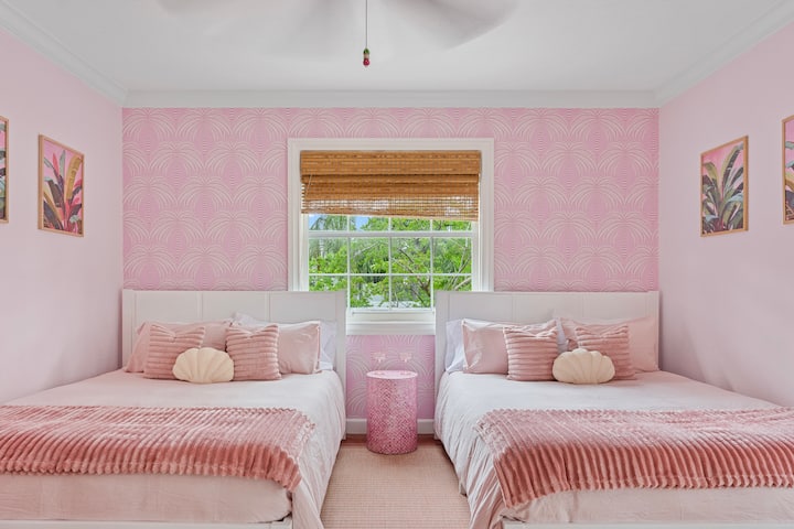 ✨ Ružičasta vam sjajno stoji! Ova vesela spavaća soba ima dva udobna bračna kreveta, savršena za obitelji ili prijatelje koji putuju zajedno. ️