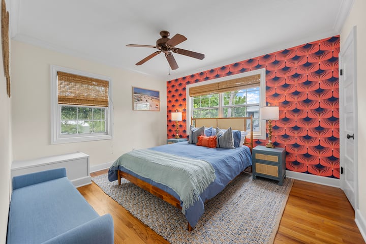  Odvažna i stilska! Opustite se u ovoj živopisnoj sobi s retro šarmom, udobnom posteljinom i puno prirodnog svjetla ☀️