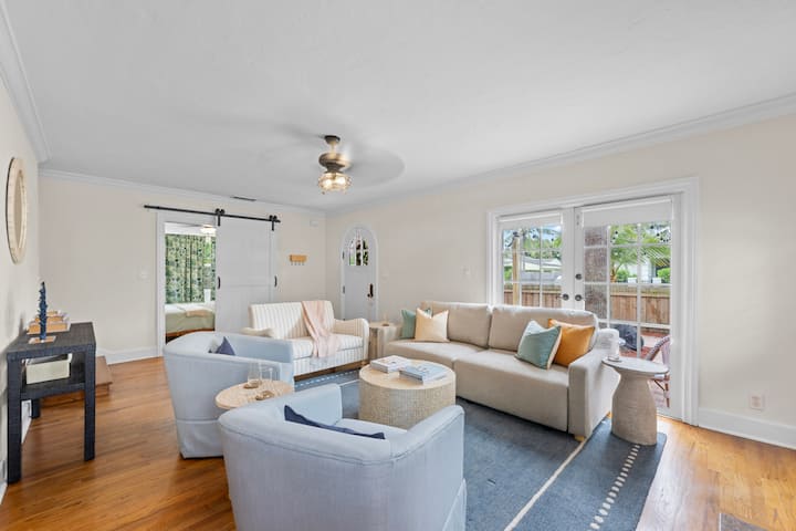 Udobno se smjestite u naš lijepo uređen dnevni boravak! ️ Ovo je savršeno mjesto za opuštanje i uživanje u pogledu jer ima mnogo prostora za sjedenje i mnogo svjetlosti.