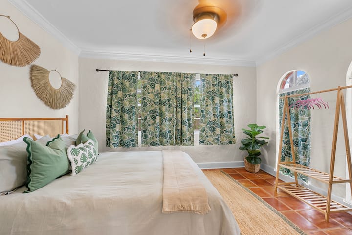 ️ Opuštanje u ovoj spavaćoj sobi u boho stilu s bujnim zelenilom, prirodnim ambijentom i puno dnevnog svjetla – čeka vas mirno utočište! ☀️✨