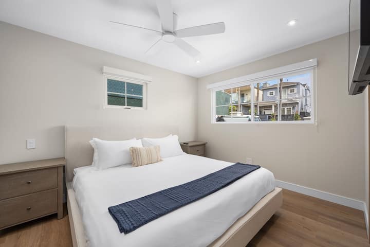 Diseñada con una paleta neutra y relajante, la habitación cuenta con sábanas suaves y mucha luz natural que se filtra a través de unas elegantes persianas tejidas.