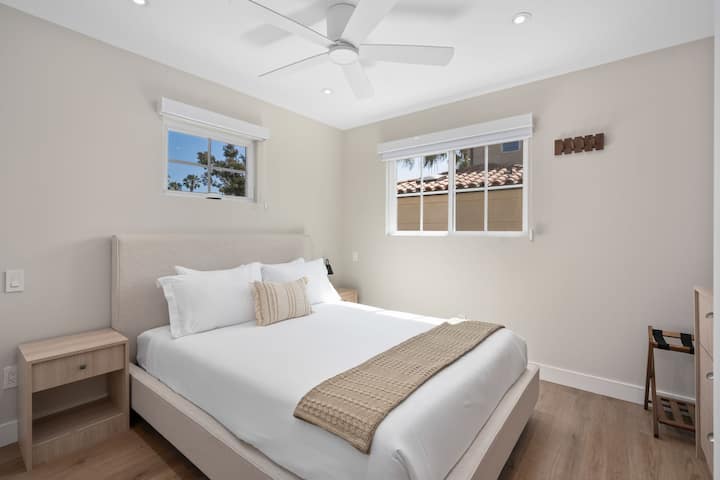 La decoración de buen gusto y los detalles costeros aportan una elegancia relajada que refleja el estilo de vida de la playa de La Jolla.