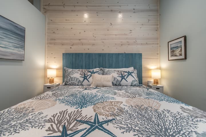 所有卧室均配备加大双人床、音响机和智能电视