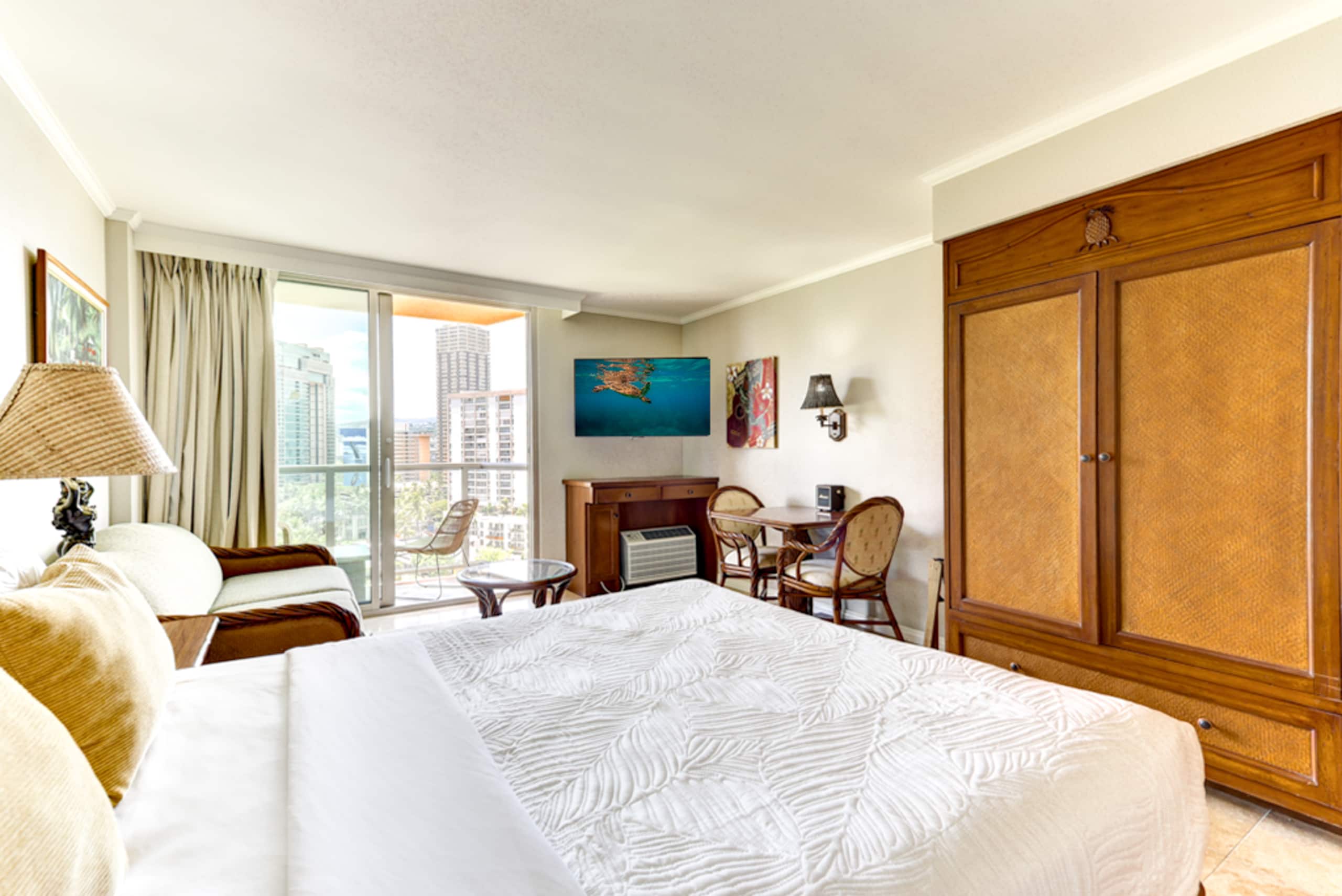 Bright Central Studio at Luana Hotel + Suites - Image 2