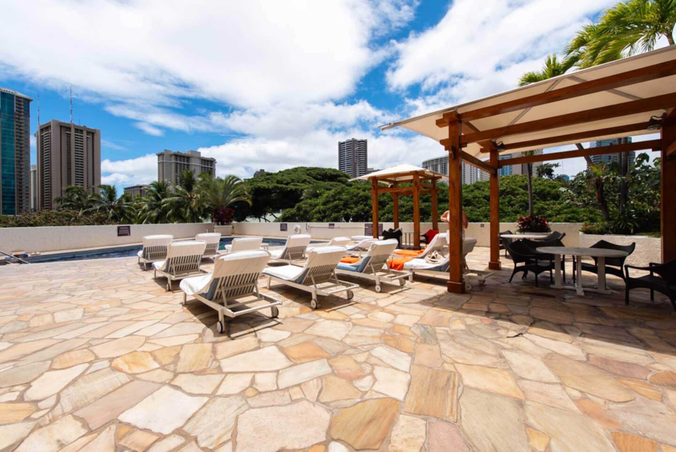 Bright Central Studio at Luana Hotel + Suites - Image 18