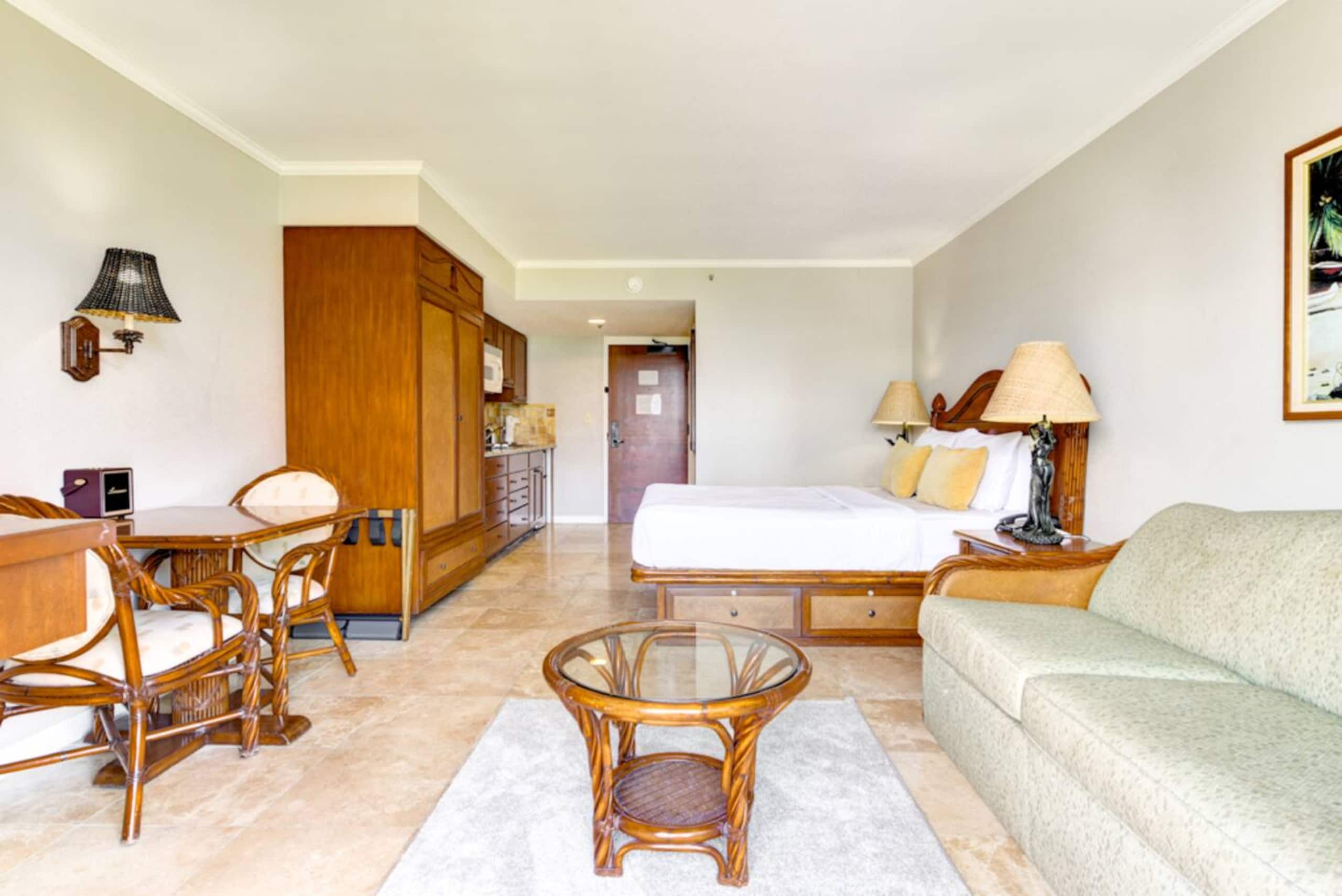Bright Central Studio at Luana Hotel + Suites - Image 7