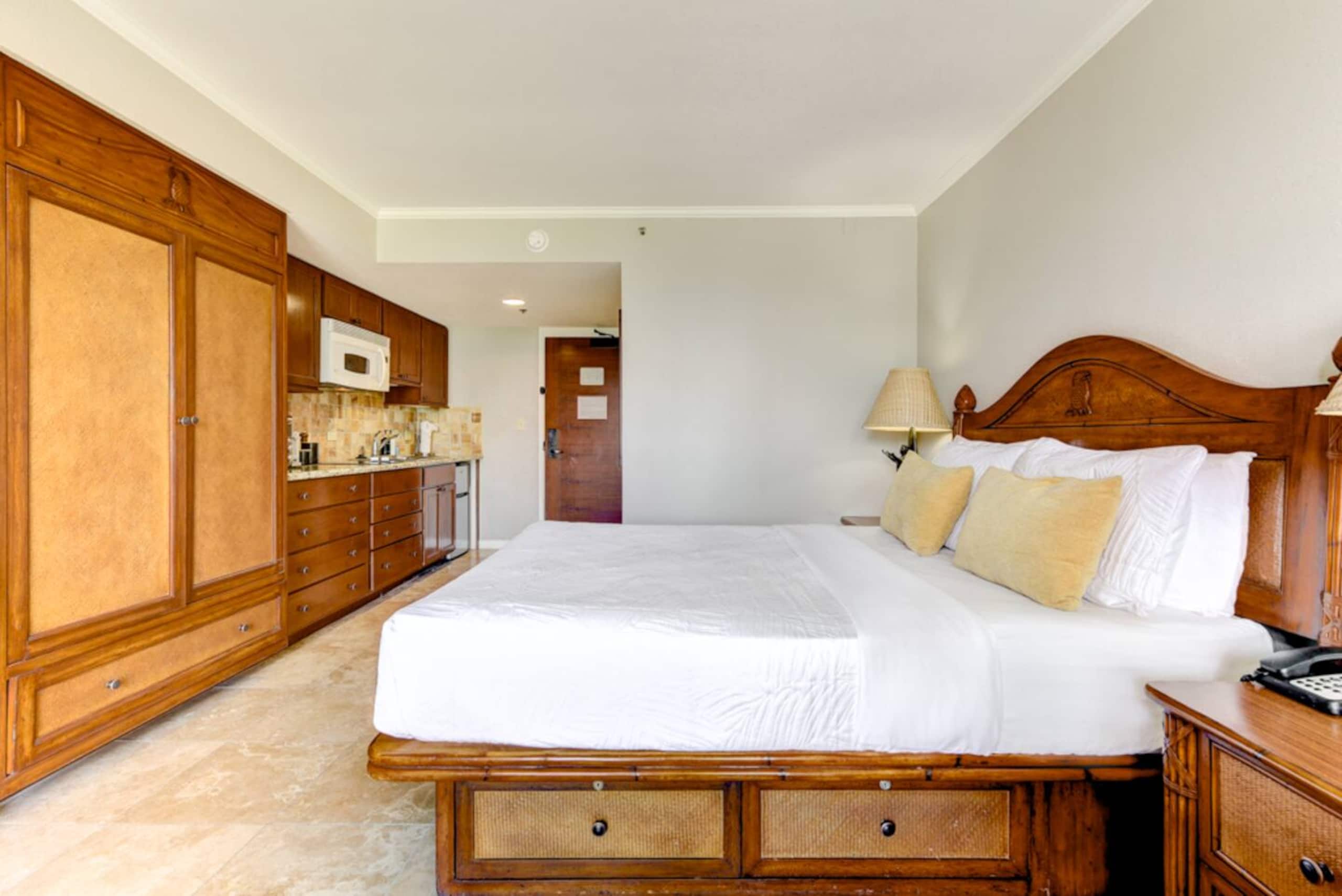 Bright Central Studio at Luana Hotel + Suites - Image 5