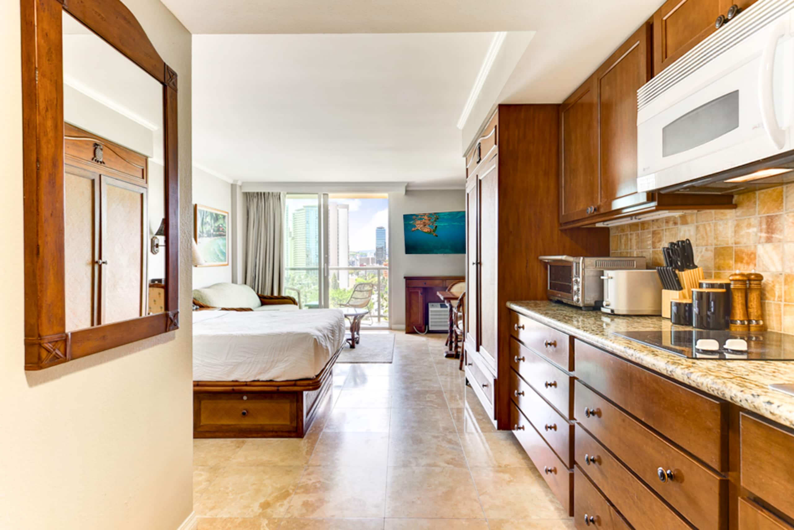 Bright Central Studio at Luana Hotel + Suites - Image 9