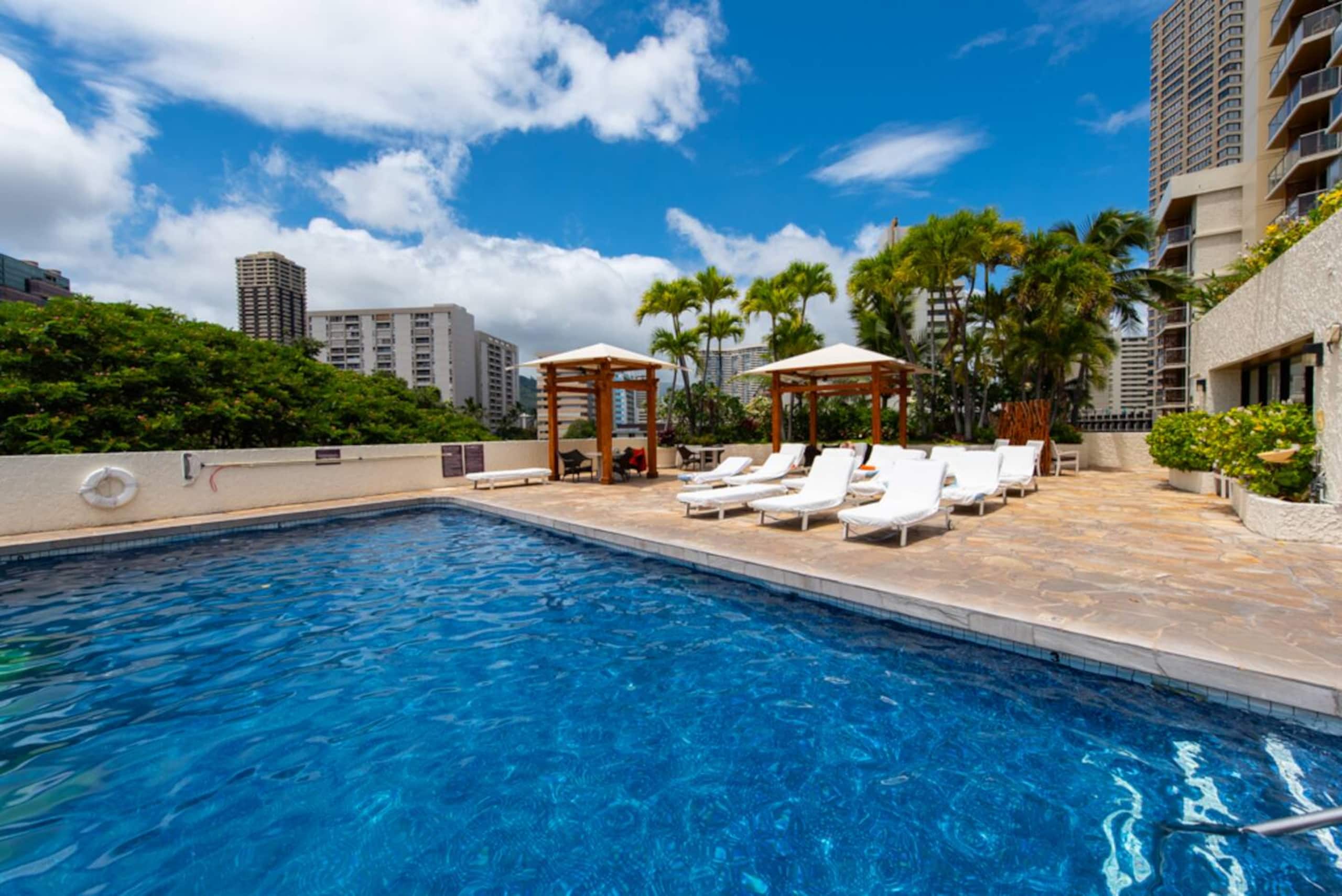 Bright Central Studio at Luana Hotel + Suites - Image 19