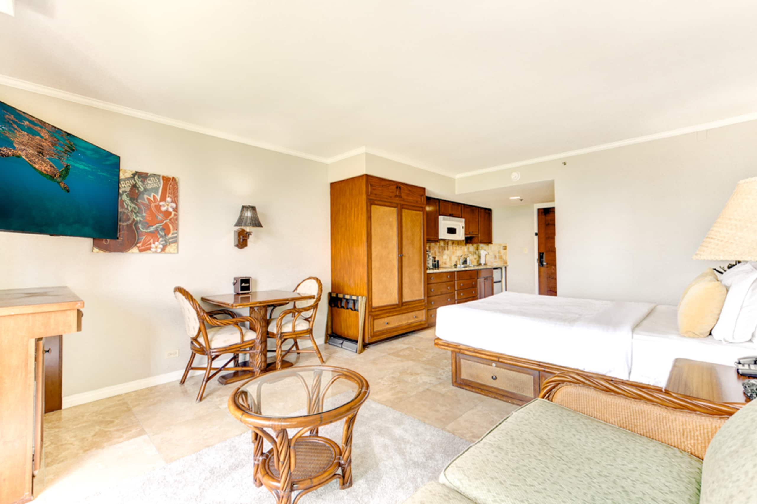 Bright Central Studio at Luana Hotel + Suites - Image 8