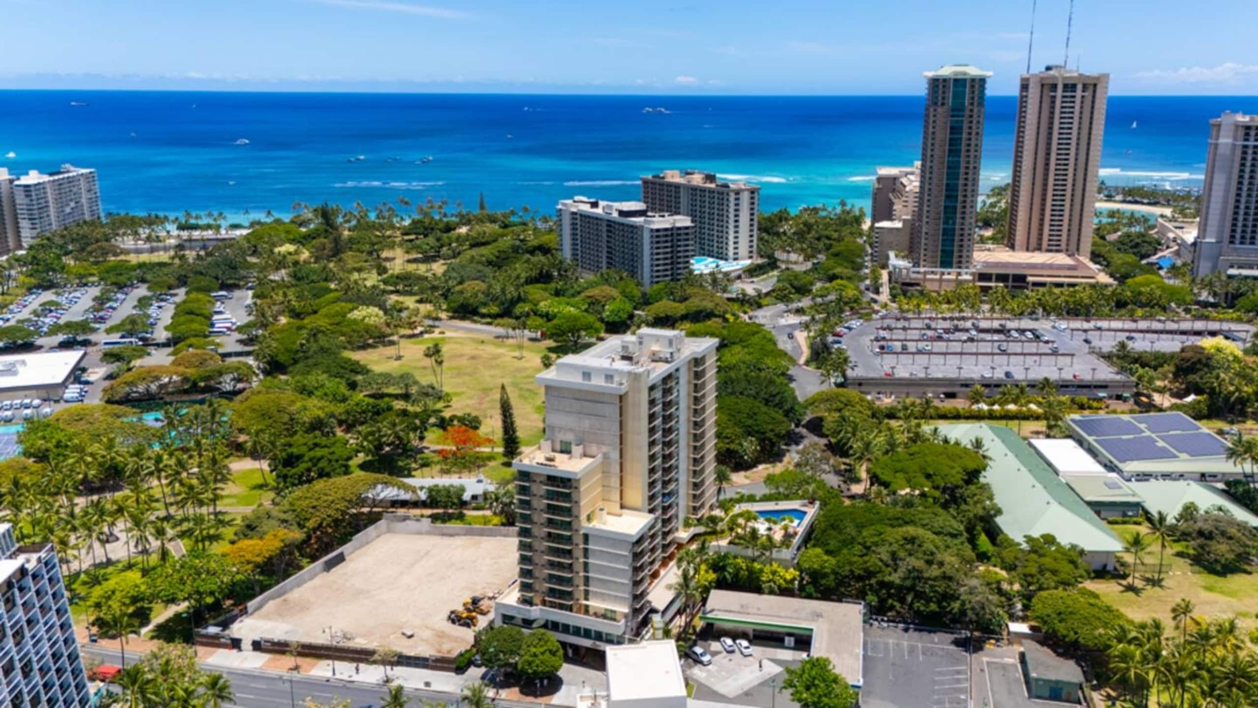 Bright Central Studio at Luana Hotel + Suites - Image 14
