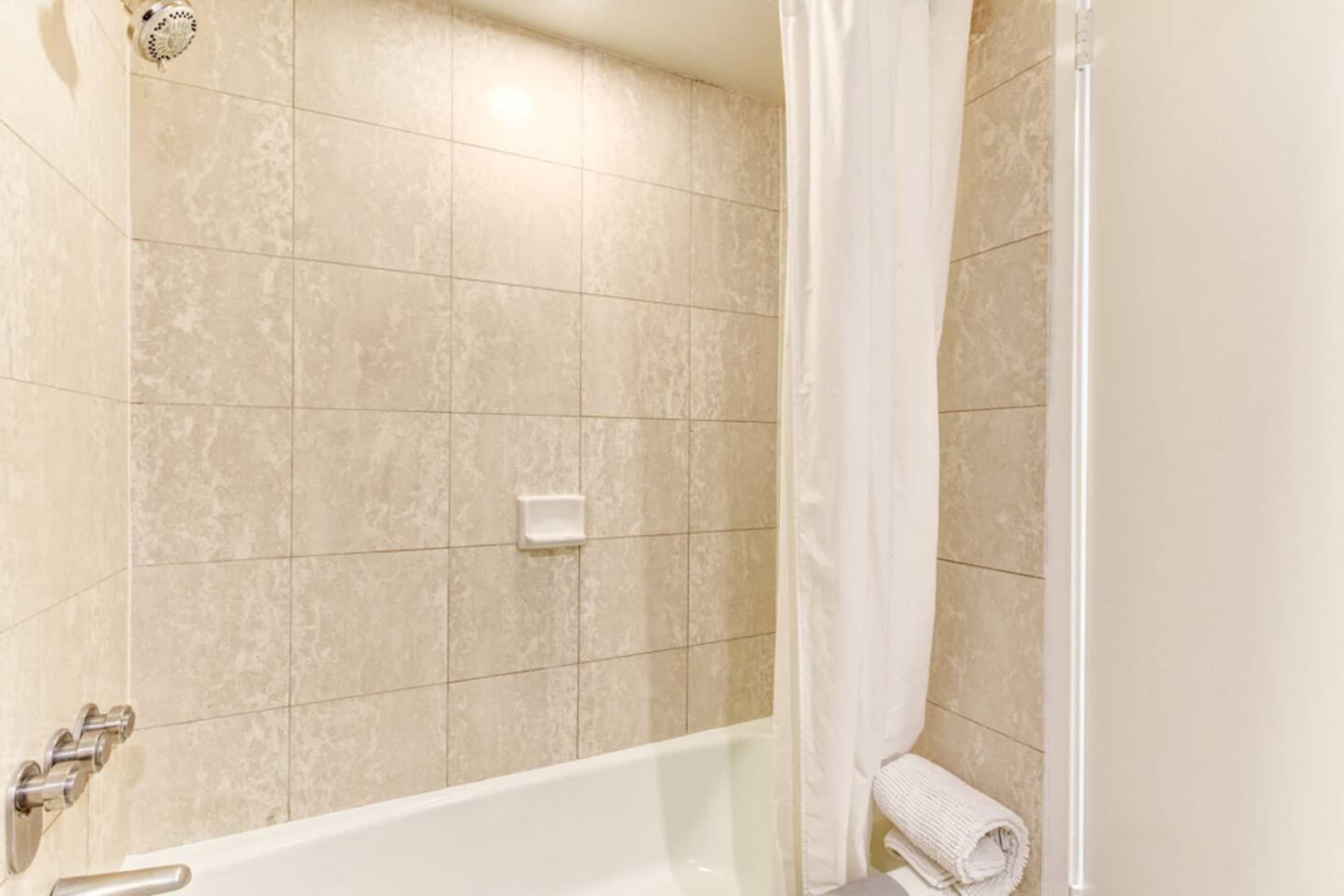 Bright Central Studio at Luana Hotel + Suites - Image 13