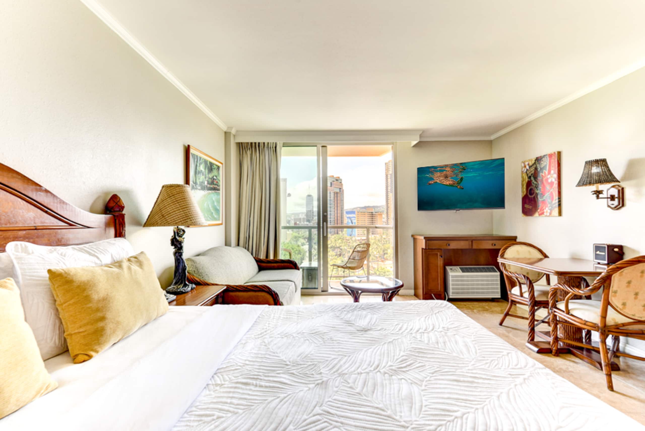 Bright Central Studio at Luana Hotel + Suites - Image 4