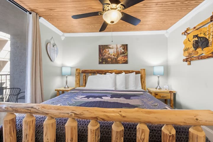 Chambre principale avec très grand lit, télévision et accès au balcon