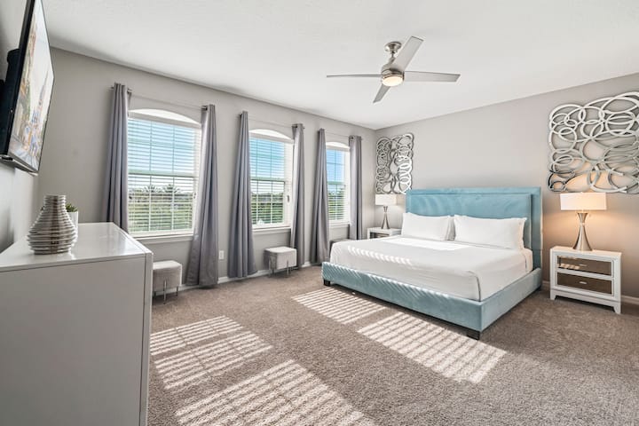 Dormitorio 4 muy amplio con cama tamaño king y baño privado